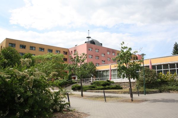 Pflegewohnheim Wolfswinkel mit Bäumen